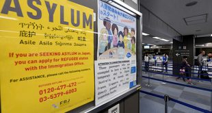 thông tin về việc xin tị nạn gần quầy soát hộ chiếu của văn phòng di trú sân bay quốc tế Narita, Tokyo, Nhật Bản.