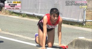 vận động viên nhật bản bò về trong cuộc thi chạy tiếp sức